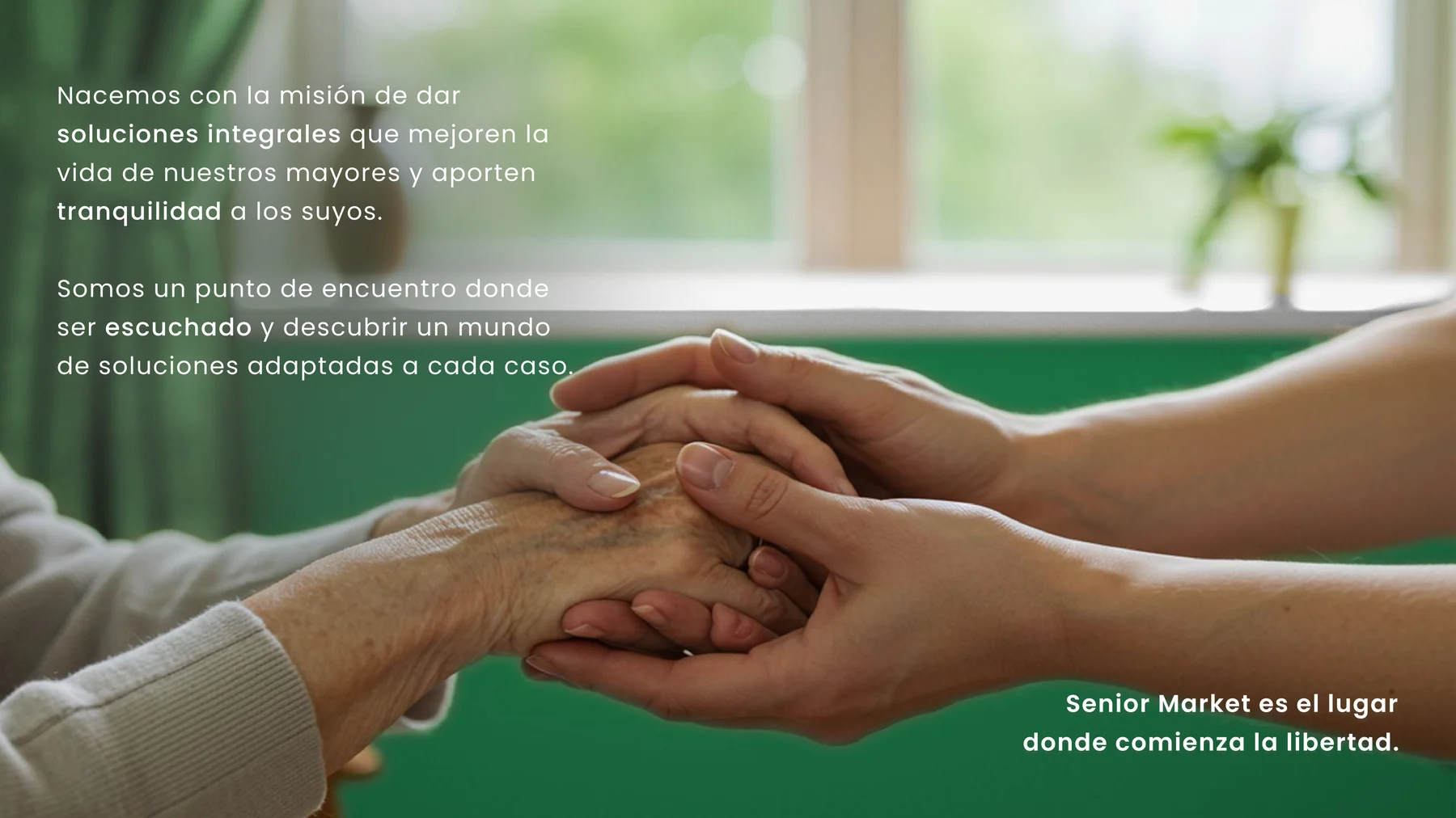 Mission slide: two pairs of hands held together over a green field, with the Senior Market mission statement in Spanish